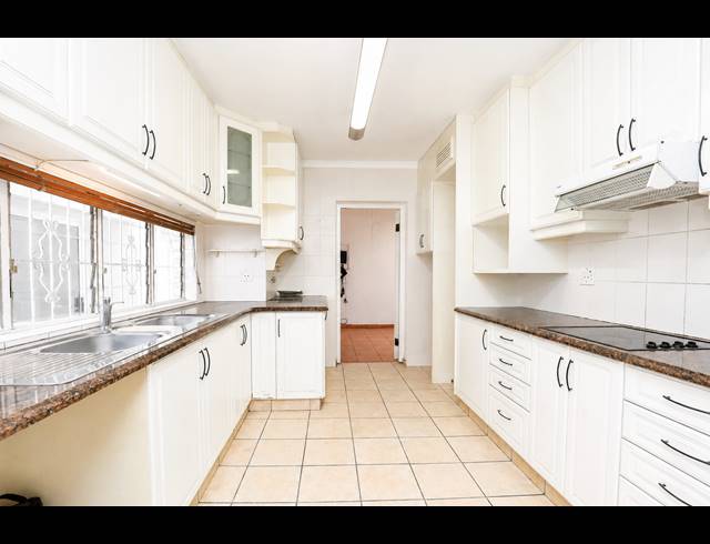 3 BEDROOM TOWNHOUSE FOR SALE IN ESSENWOOD